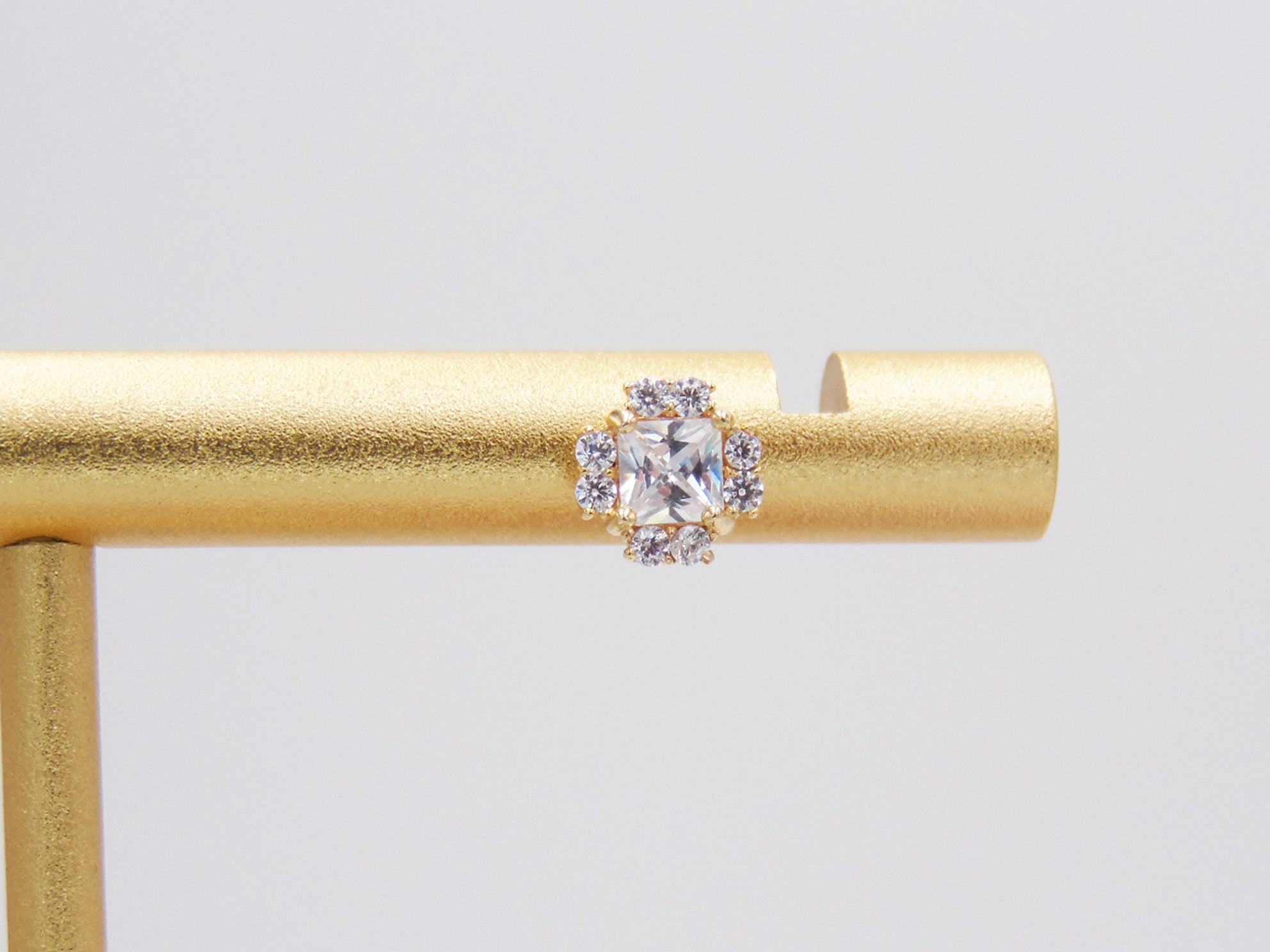 PRINCESS STONE STUD WITH 6 ZIRCONIAS AROUND GOLDEN
