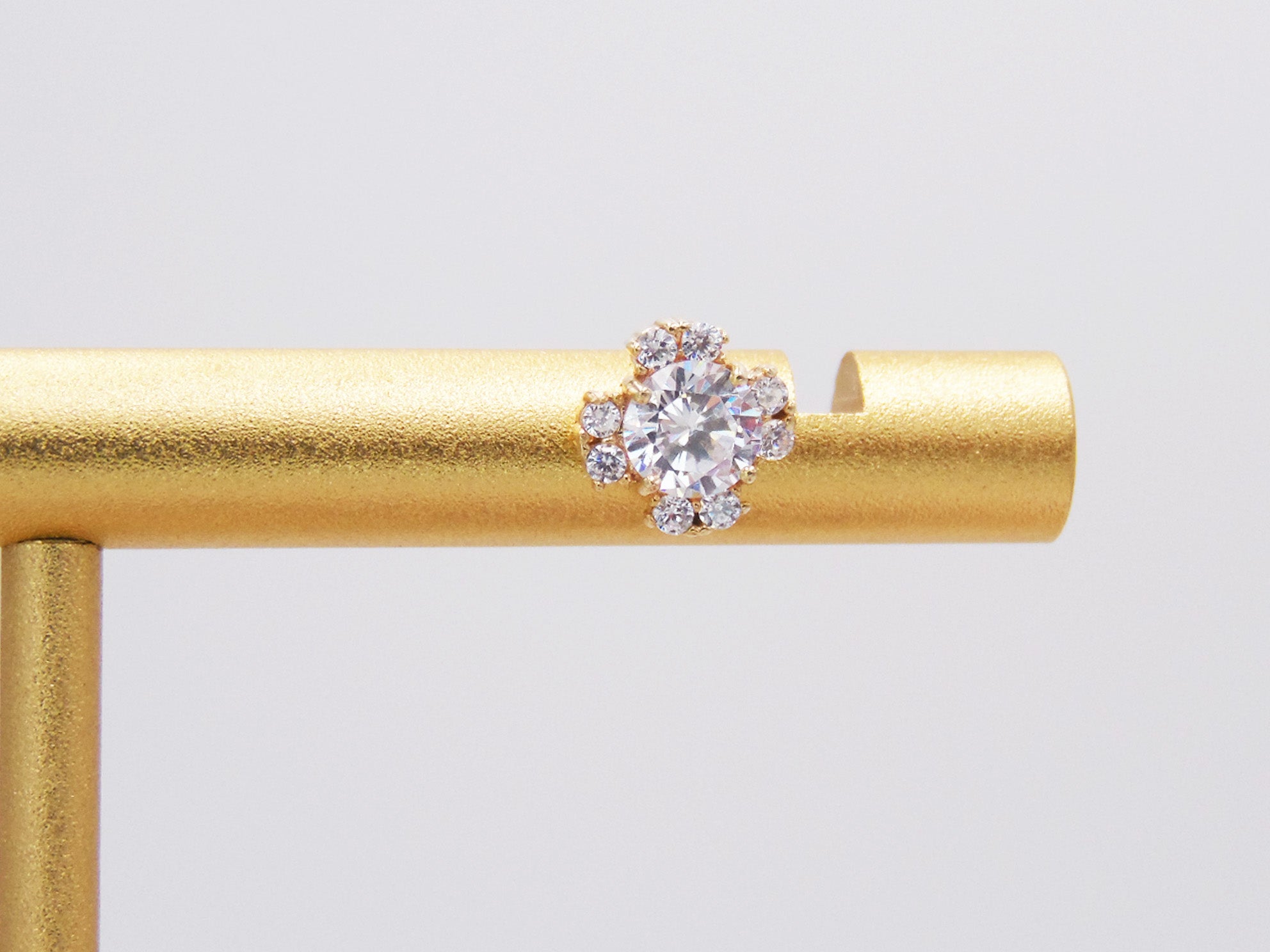 ROUND STONE STUD WITH 6 ZIRCONIAS AROUND GOLDEN