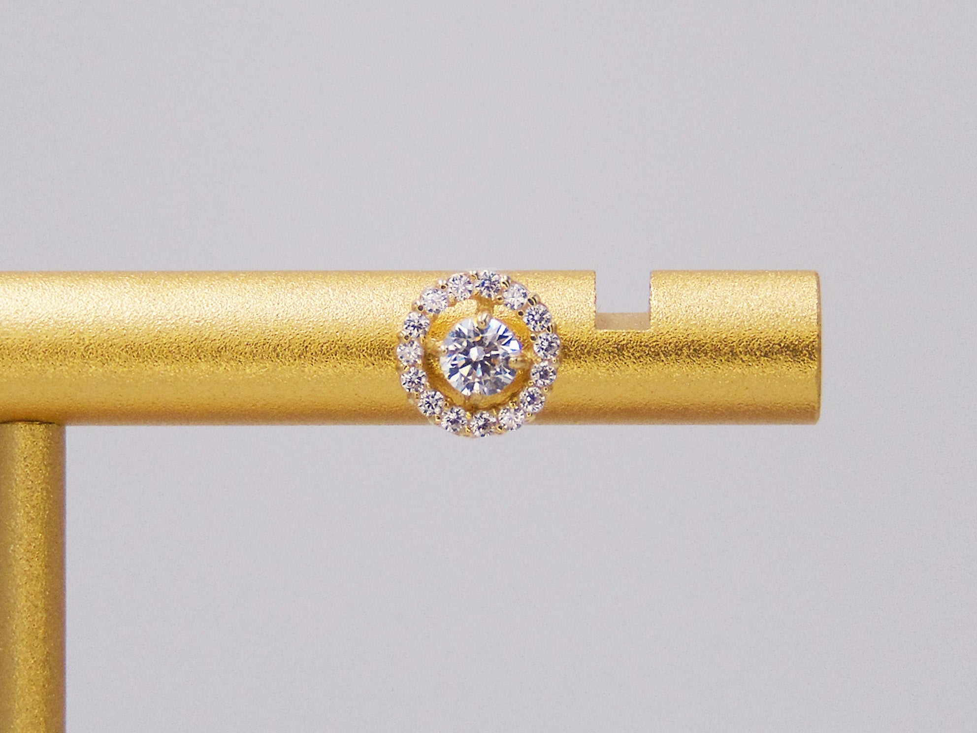 ROUND STONE STUD WITH SEPARATED ZIRCONIAS AROUND GOLDEN