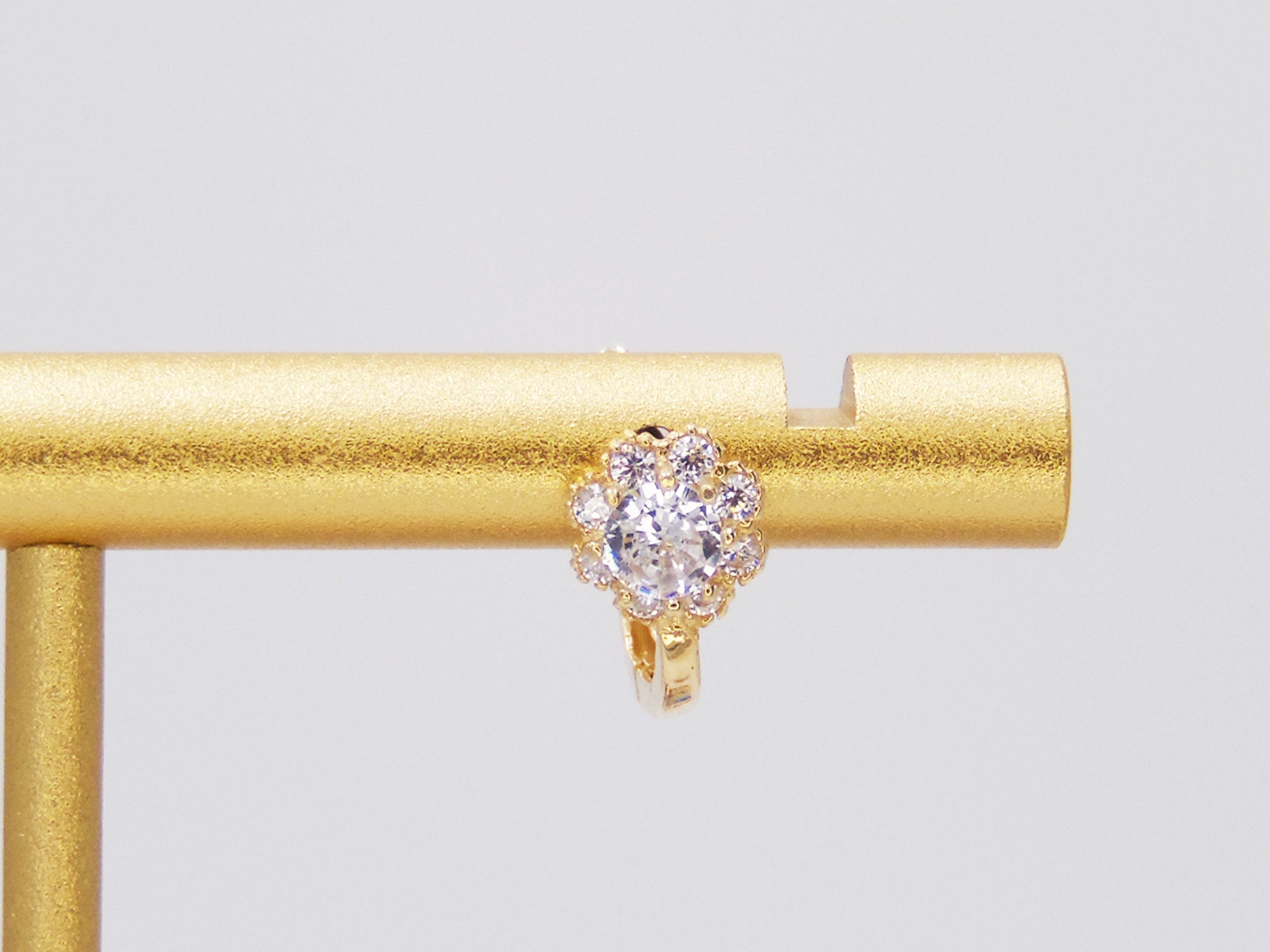ROUND STONE EARRINGS WITH GOLDEN ZIRCONIAS