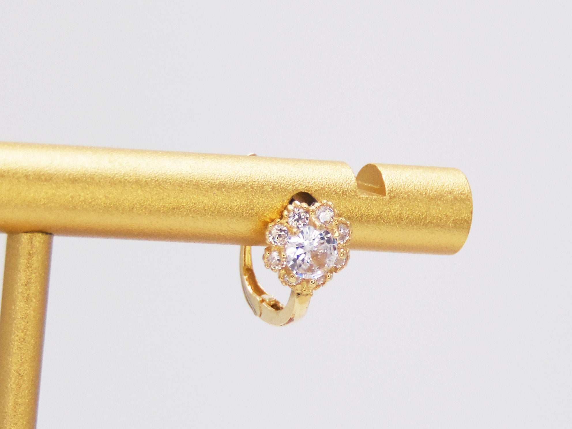 ROUND STONE EARRINGS WITH GOLDEN ZIRCONIAS
