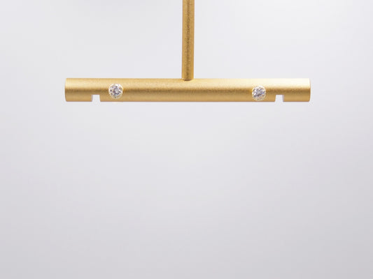 Stud Baby Coqueta con Bisel Dorado