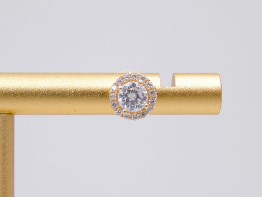 STUD COQUETA CON HALO DE ZIRCONIAS DORADO