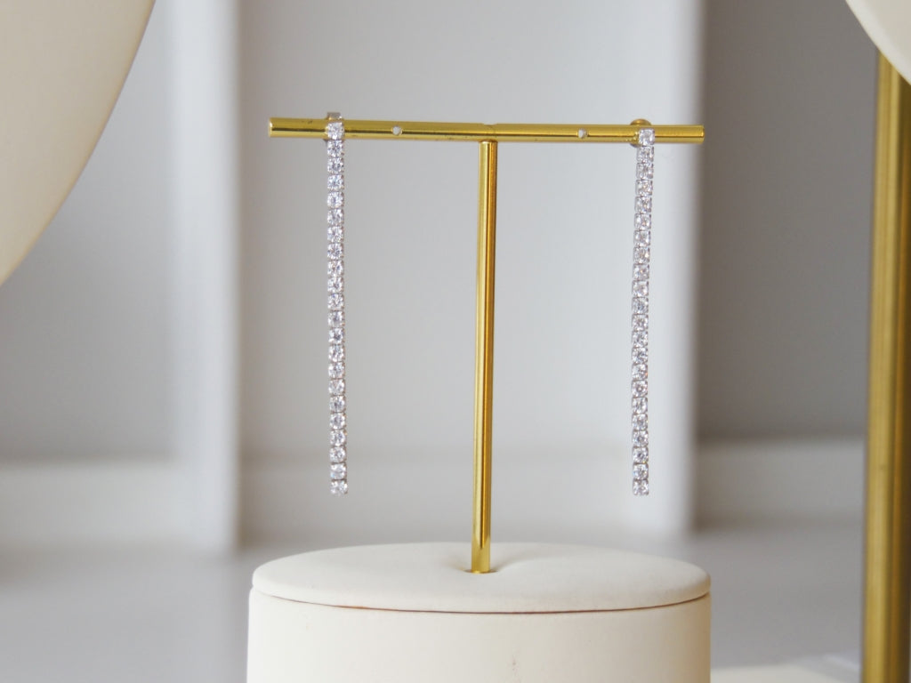 ARETES UNA LINEA LARGA DE ZIRCONIAS PLATEADA