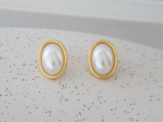 ARETE PERLA OVALADA DORADA