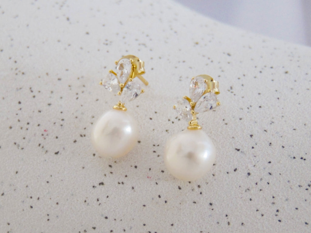 ARETE CON 3 GOTAS Y UNA PERLA GOLGANTE