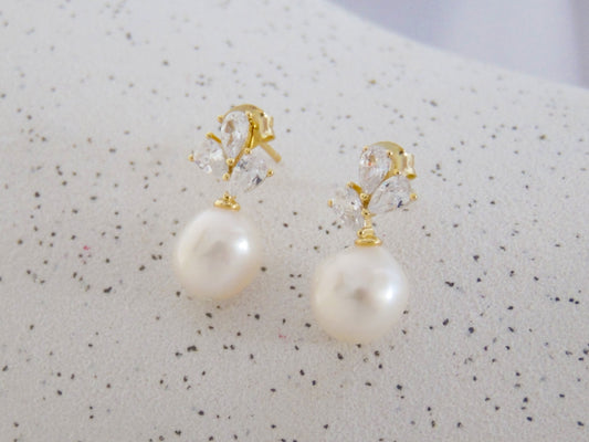 ARETE CON 3 GOTAS Y UNA PERLA GOLGANTE