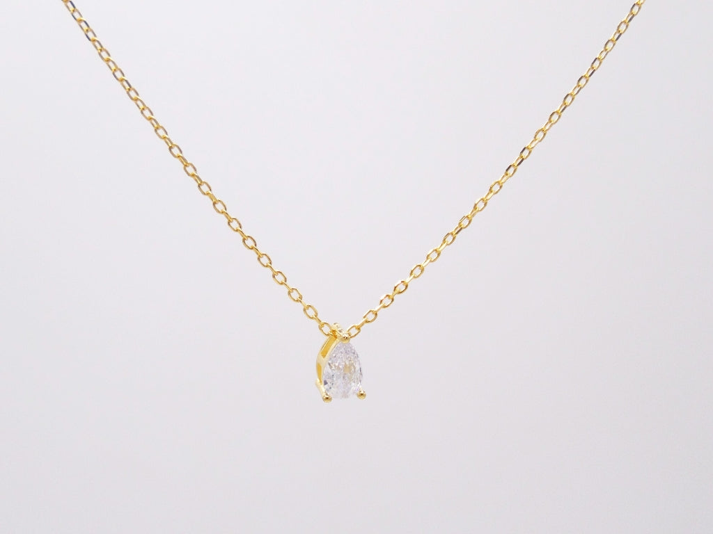 COLLAR CON DIJE PEQUEÑO DE GOTA