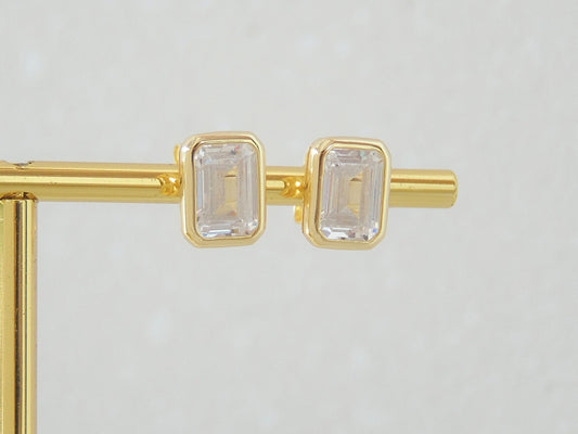 Delicate Emerald Bezel Gold