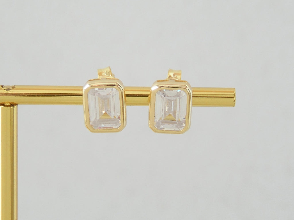 Delicate Emerald Bezel Gold